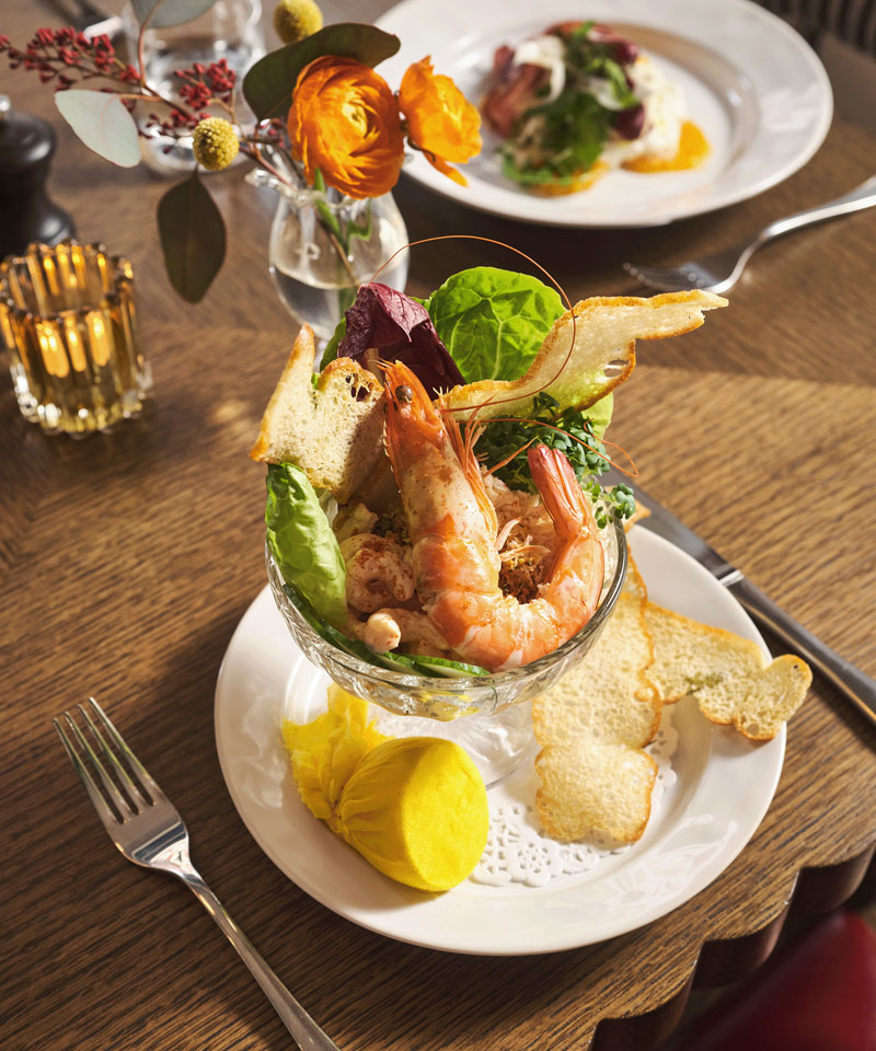 Prawn cocktail. King prawns on a bed of lettuce with Marie Rose sauce and lemon.